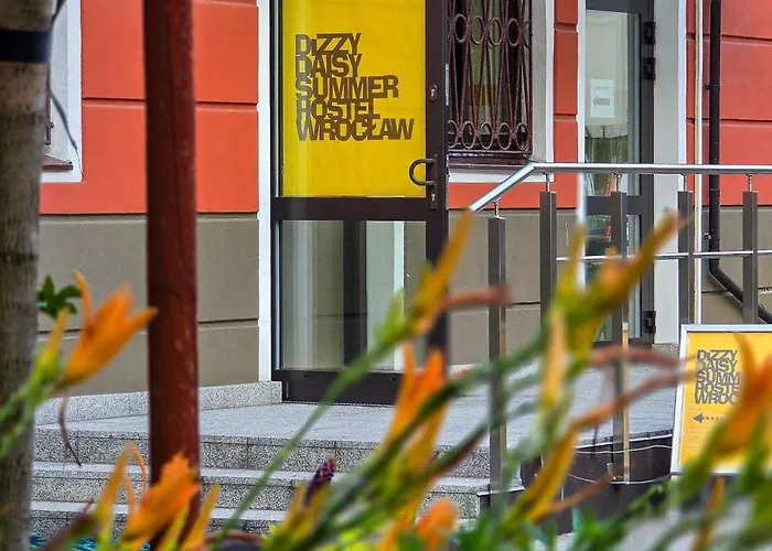 Dizzy Daisy Hostel *