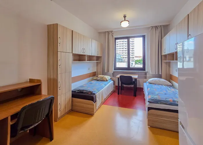 Dizzy Daisy Hostel *